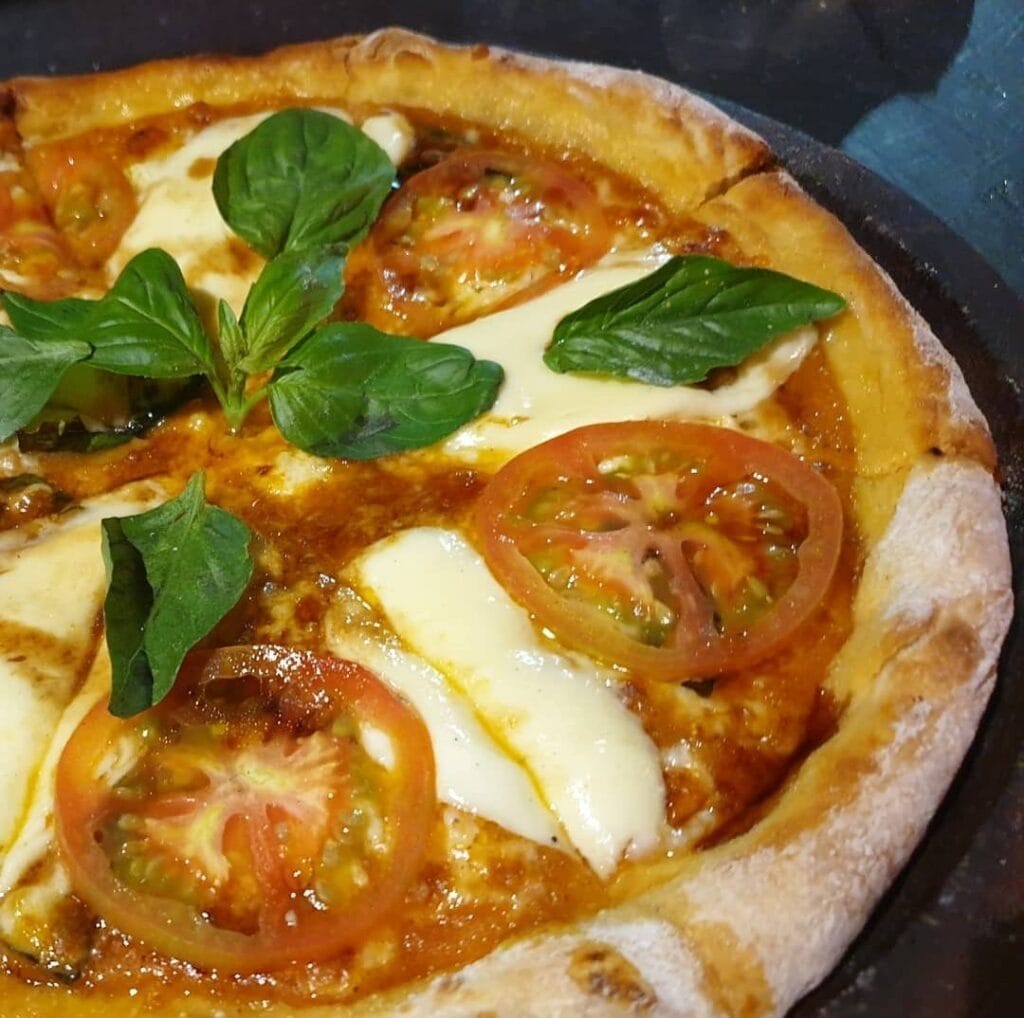 PIZZA WITH MOZZARELLA BUFFALO CHEESE